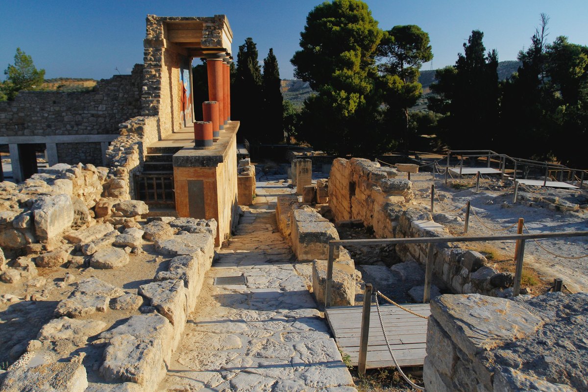 הכניסה הצפונית לארמון קנוסוס בכרתים, העמודים המינואיים האדומים והשביל המרוצף