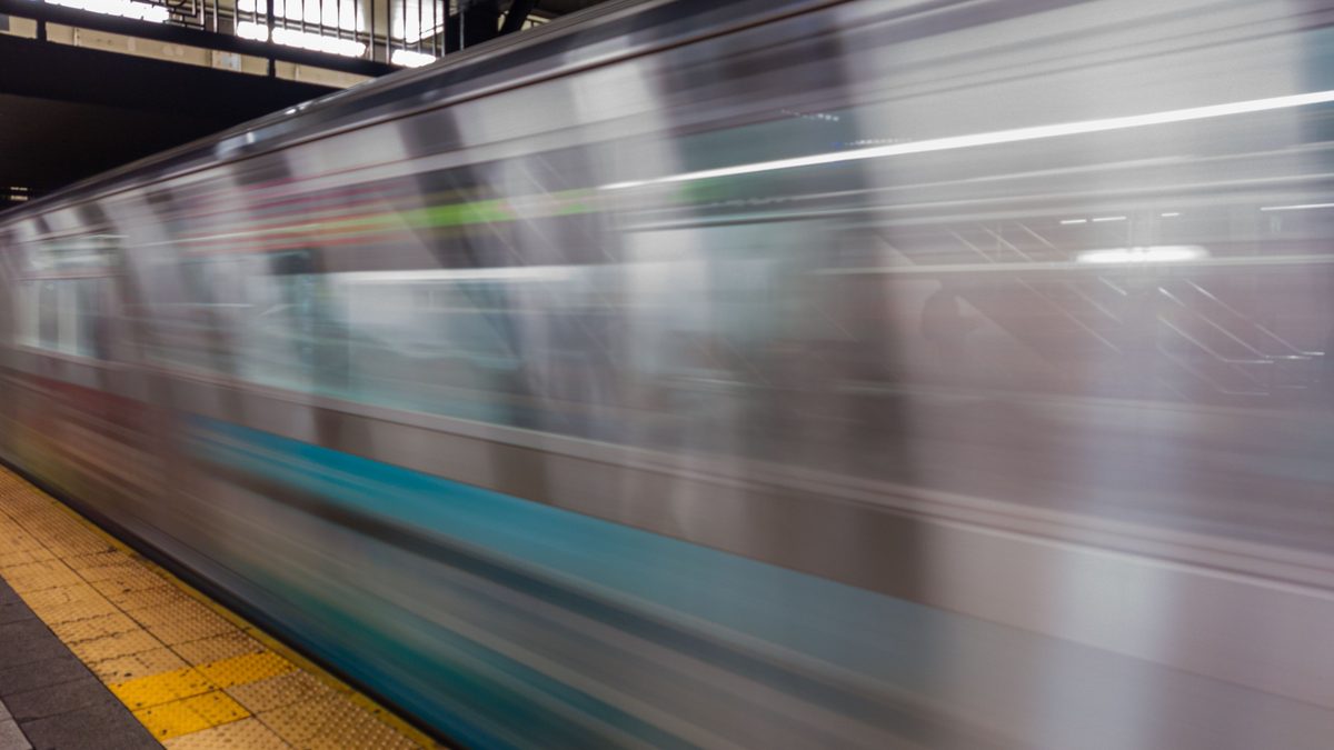 רכבת סאבוויי נכנסת לתחנה בניו יורק, הקרונות מטושטשים בתנועה